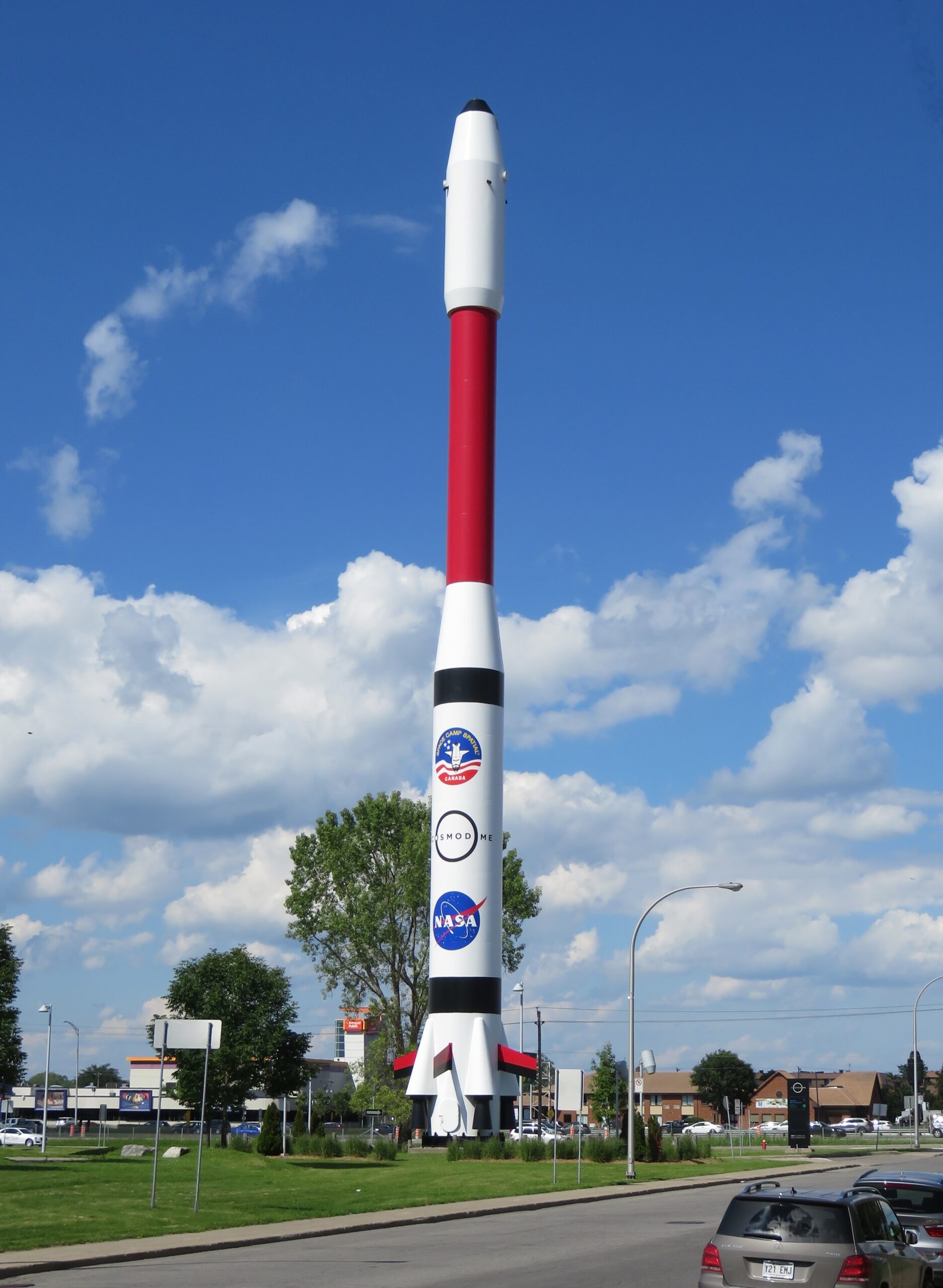 Fusée emblématique du Cosmodôme, Camp spatial Canada, Laval, Québec, Canada.
